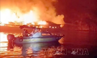 Cháy tàu du lịch trên vịnh Hạ Long